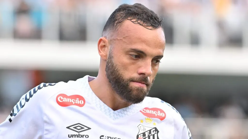 Guilherme, atacante do Peixe. Foto: Jota Erre/AGIF.