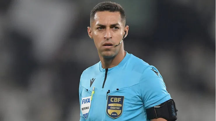 O arbitro Rodrigo Jose Pereira de lima durante partida entre Botafogo e Corinthians no estadio Engenhao pelo campeonato Brasileiro A 2025. Foto: Thiago Ribeiro/AGIF