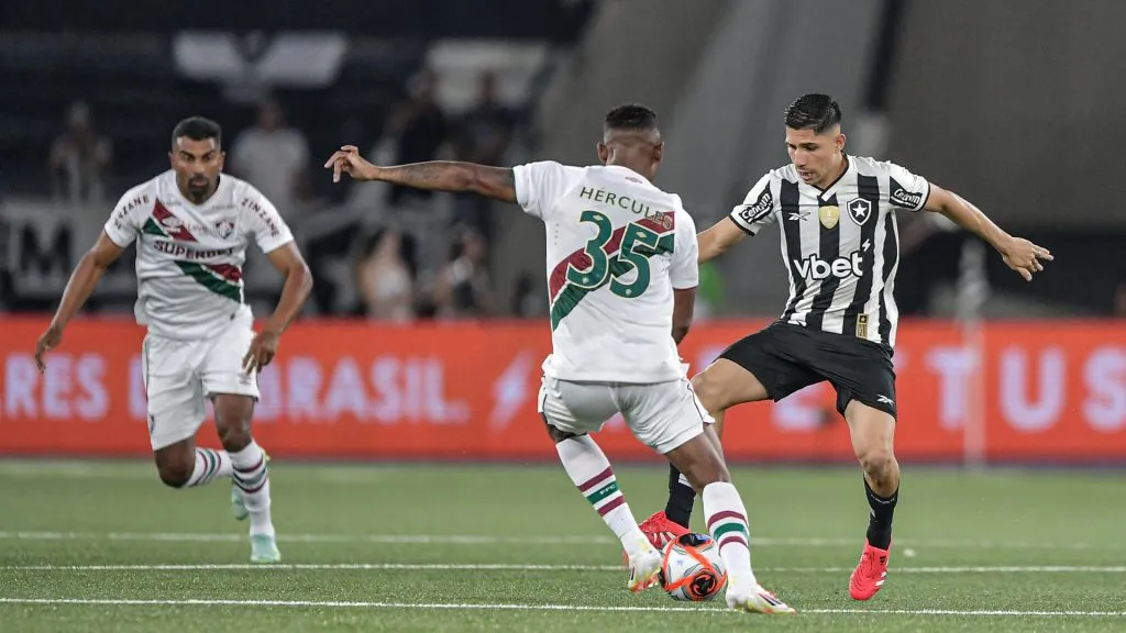 Hércules e Savarino durante Botafogo x Fluminense, pelo Campeonato Brasileiro – Foto: Thiago Ribeiro/AGIF