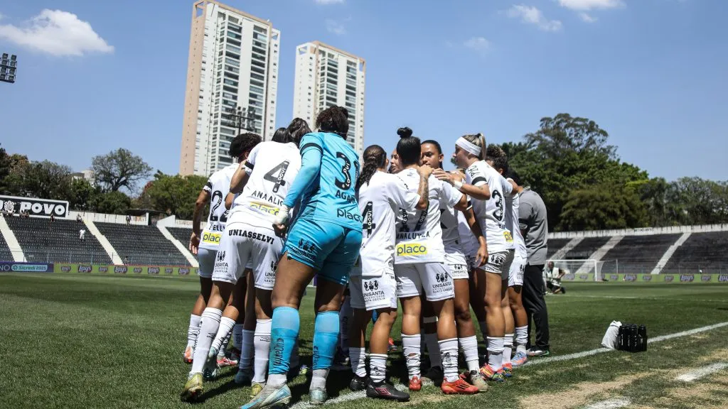 Elenco feminino do Santos em campo