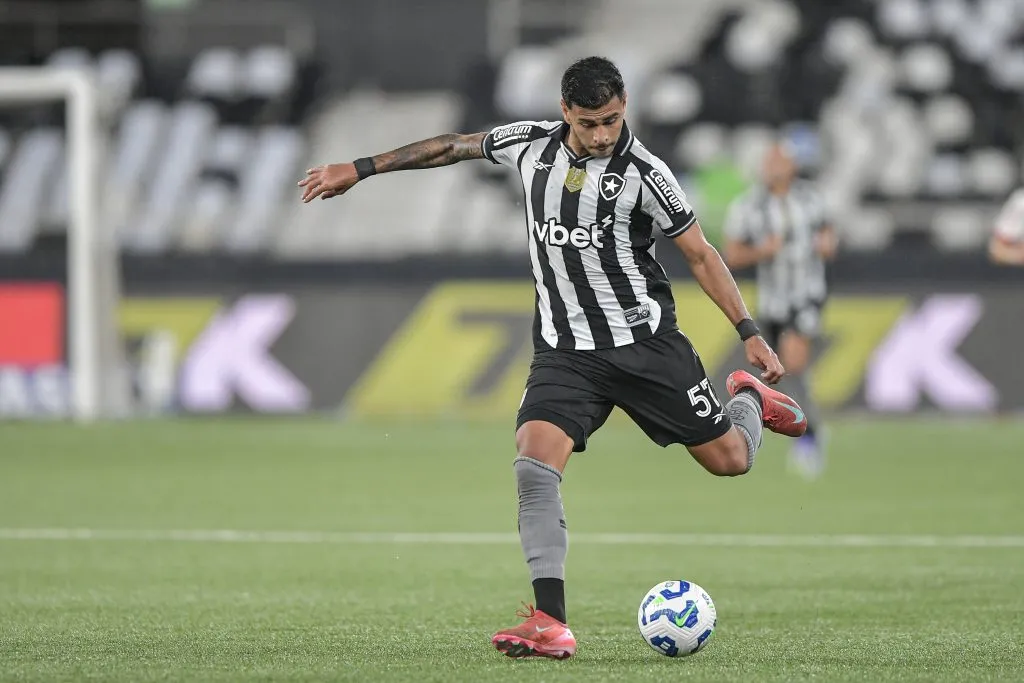 David Ricardo jogador do Botafogo durante partida contra o Bragantino no estadio Engenhao pelo campeonato Brasileiro A 2025. Foto: Thiago Ribeiro/AGIF
