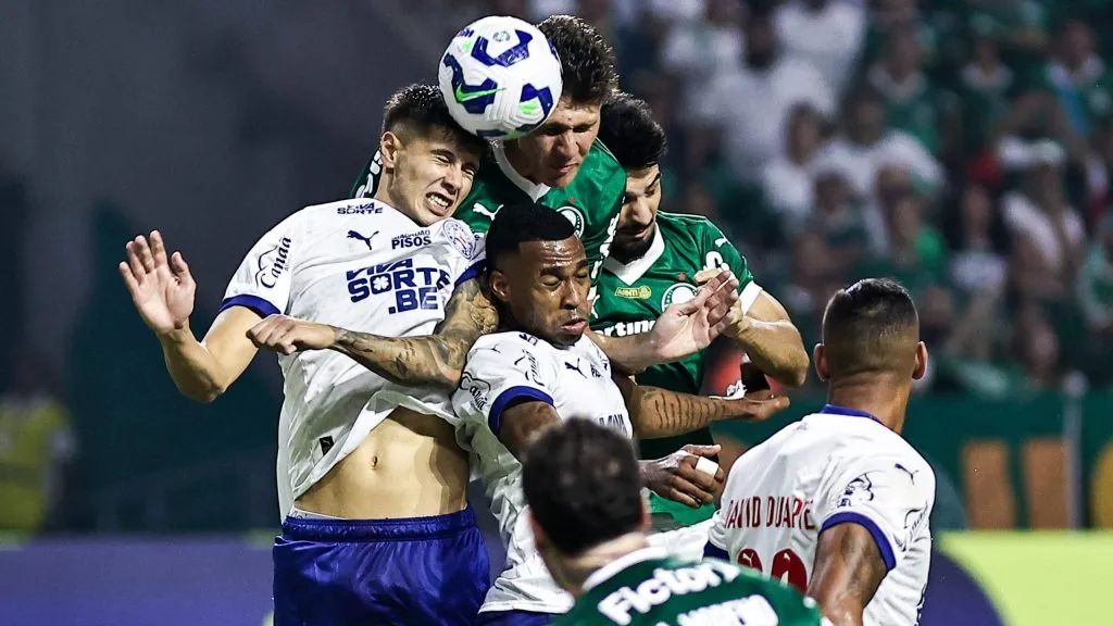 Flaco Lopez jogador do Palmeiras disputa lance com  jogador do Bahia durante partida no estadio Arena Allianz Parque pelo campeonato Brasileiro A 2025. Foto: Fabio Giannelli/AGIF