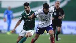 Flaco Lopez jogador do Palmeiras disputa lance com Ramos jogador do Bahia durante partida no estadio Arena Allianz Parque pelo campeonato Brasileiro A 2025. Foto: Ettore Chiereguini/AGIF