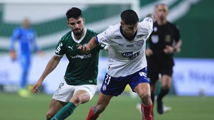 Flaco Lopez jogador do Palmeiras disputa lance com Ramos jogador do Bahia durante partida no estadio Arena Allianz Parque pelo campeonato Brasileiro A 2025. Foto: Ettore Chiereguini/AGIF