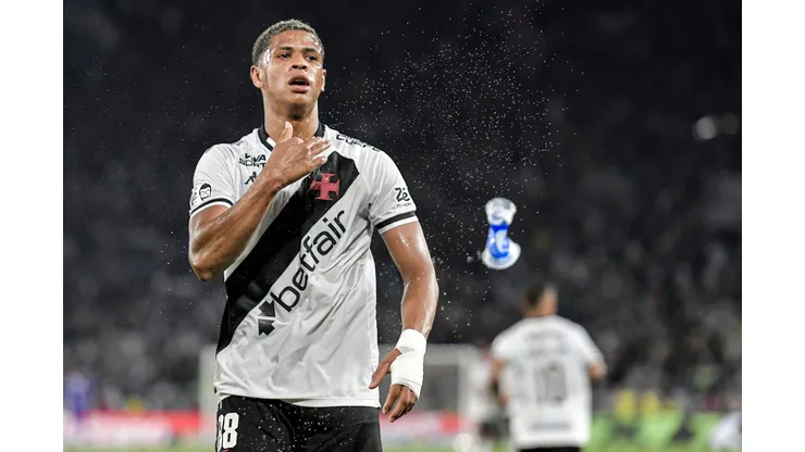 RJ - RIO DE JANEIRO - 21/09/2025 - BRASILEIRO A 2025, FLAMENGO X VASCO - Barros jogador do Vasco comemora gol durante partida contra o Flamengo no estadio Maracana pelo campeonato Brasileiro A 2025. Foto: Thiago Ribeiro/AGIF