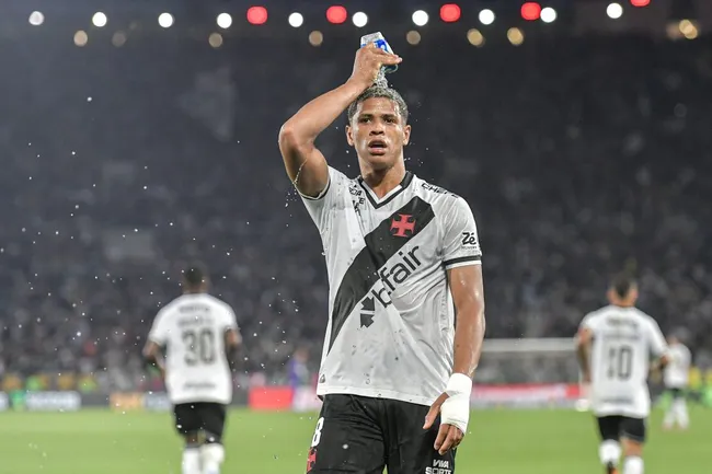 Barros jogador do Vasco comemora gol durante partida contra o Flamengo no estadio Maracana pelo campeonato Brasileiro A 2025. Foto: Thiago Ribeiro/AGIF