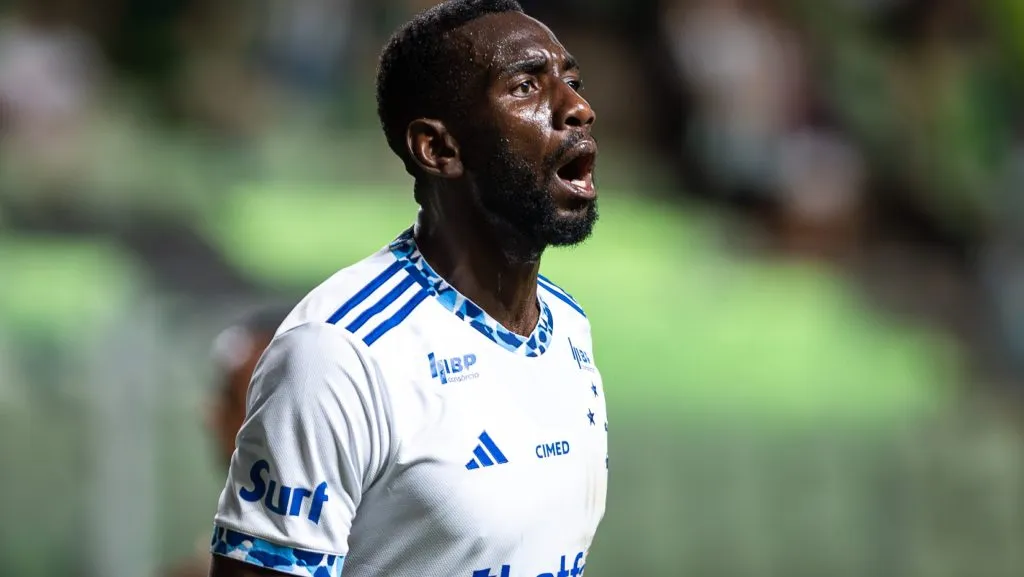 Bolasie lamentando durante partida. Foto: Alessandra Torres/AGIF