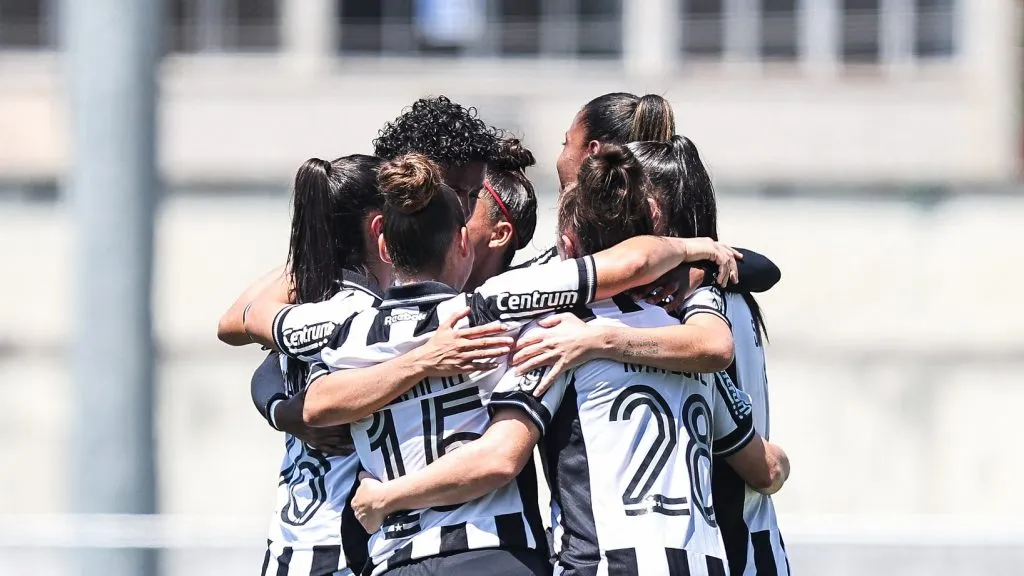 Jogadoras do Botafogo Feminino se abraçando em campo
