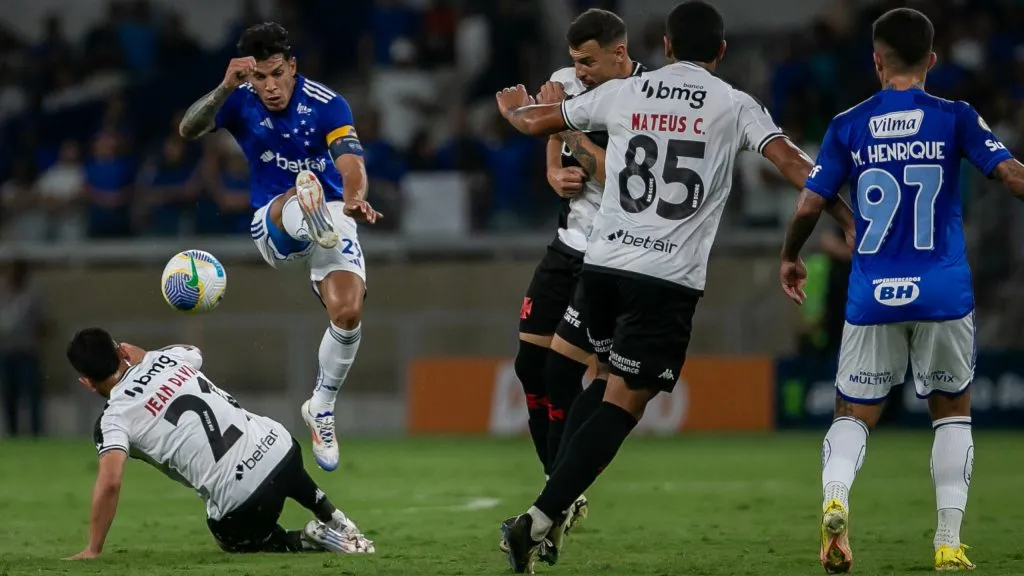 Lucas Romero jogador do Cruzeiro durante partida contra o Vasco no estadio Mineirao pelo campeonato Brasileiro A 2024. Foto: Fernando Moreno/AGIF