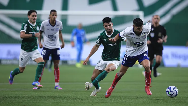 Flaco López jogador do Palmeiras disputa lance com Ramos jogador do Bahia - Foto: Ettore Chiereguini/AGIF