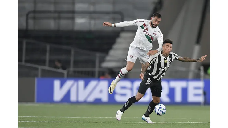 RJ - RIO DE JANEIRO - 26/04/2025 - BRASILEIRO A 2025, BOTAFOGO X FLUMINENSE - Igor Jesus jogador do Botafogo disputa lance com Freytes jogador do Fluminense durante partida no estadio Engenhao pelo campeonato Brasileiro A 2025. Foto: Thiago Ribeiro/AGIF
