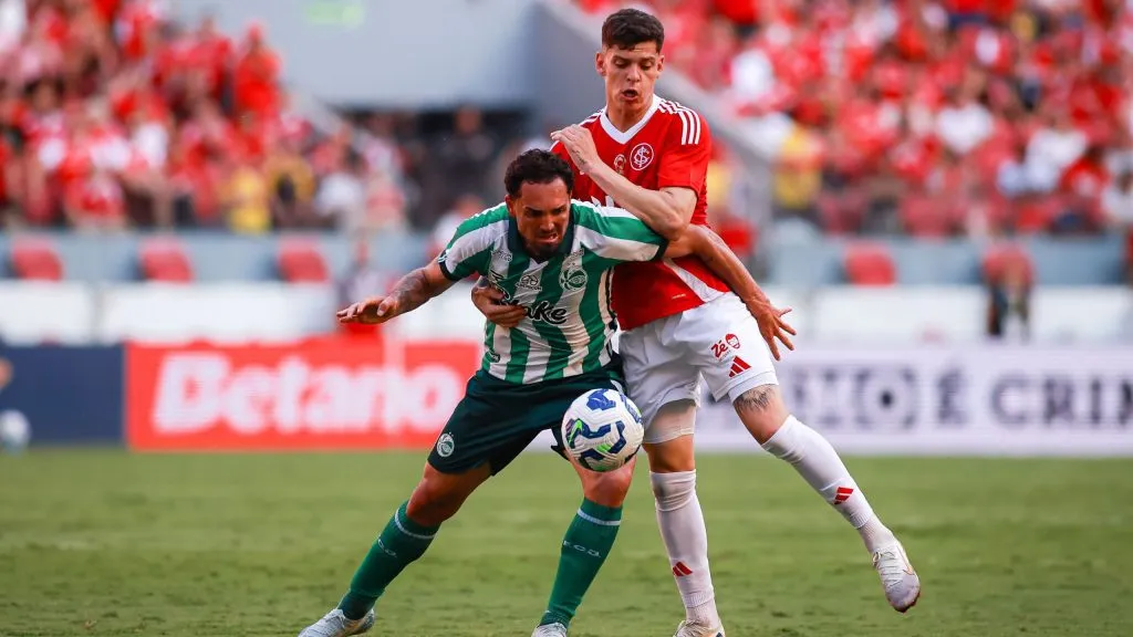 Ronaldo jogador do Internacional disputa lance com Gilberto  jogador do Juventude durante partida no estadio Beira-Rio pelo campeonato Brasileiro A 2025. Foto: Maxi Franzoi/AGIF