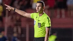 O arbitro Matheus Delgado Candancan durante partida entre Sport e Fortaleza no estadio Ilha do Retiro pelo campeonato Brasileiro A 2025. Foto: Rafael Vieira/AGIF