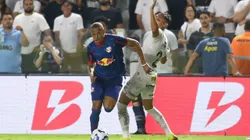 John Jhon jogador do Bragantino durante partida contra o Santos no estádio Vila Belmiro - Foto: Mauricio De Souza/AGIF