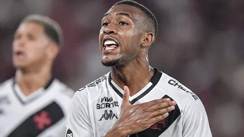 Rayan vive momento iluminado com a camisa do Vasco