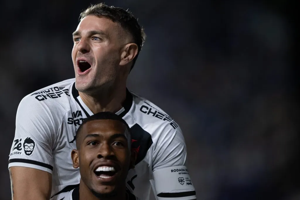 Rayan e Vegetti invertem posições em Vasco x Cruzeiro. Foto: Jorge Rodrigues/AGIF