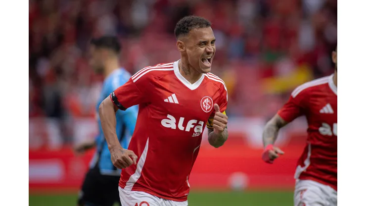 RS - PORTO ALEGRE - 21/09/2025 - BRASILEIRO A 2025, INTERNACIONAL X GREMIO - Alan Patrick jogador do Internacional comemora seu gol durante partida contra o Gremio no estadio Beira-Rio pelo campeonato Brasileiro A 2025. Foto: Maxi Franzoi/AGIF