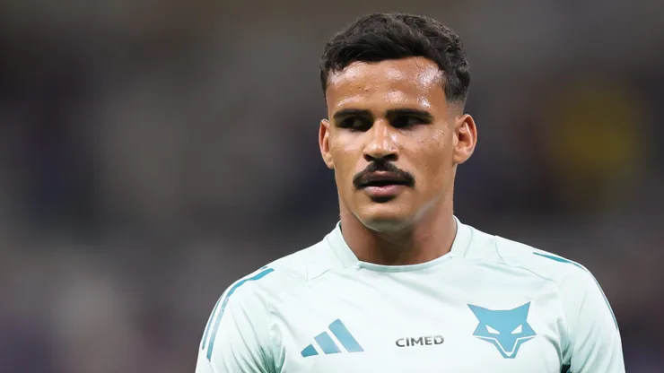 Kaiki, defensor do Cruzeiro durante aquecimento em Januário para duelo contra o Vasco