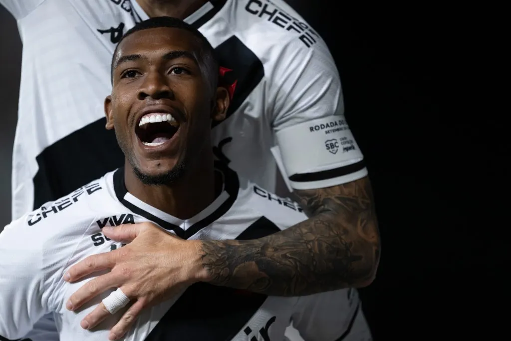 Rayan comemora gol em Vasco x Cruzeiro. Foto: Jorge Rodrigues/AGIF