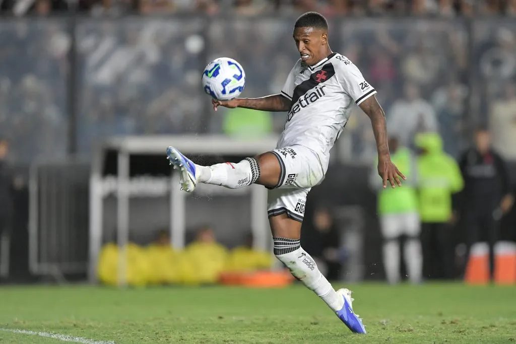 Robert Renan, jogador do Vasco durante partida contra o Cruzeiro no estadio Sao Januario pelo campeonato Brasileiro A 2025. Foto: Thiago Ribeiro/AGIF