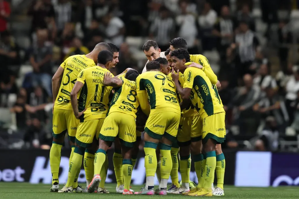 Gabriel e seus companheiros de elenco do Mirassol durante entrada em campo para partida contra o Atletico-MG no estadio Arena MRV pelo campeonato Brasileiro A 2025. Foto: Gilson Lobo/AGIF