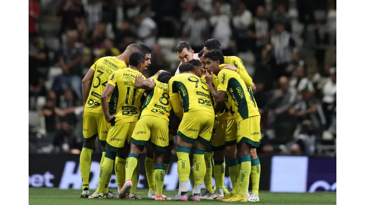 Jogadores do Mirassol durante entrada em campo para partida contra o Atletico-MG no estadio Arena MRV pelo campeonato Brasileiro A 2025. Foto: Gilson Lobo/AGIF