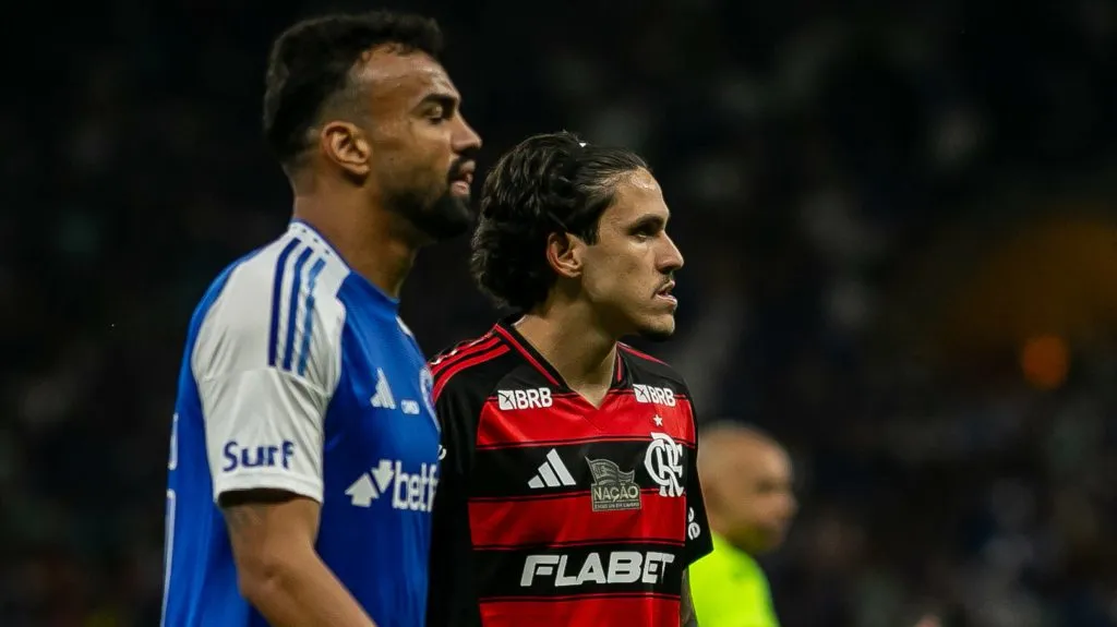 Fabrício Bruno marcando Pedro. Foto: Fernando Moreno/AGIF