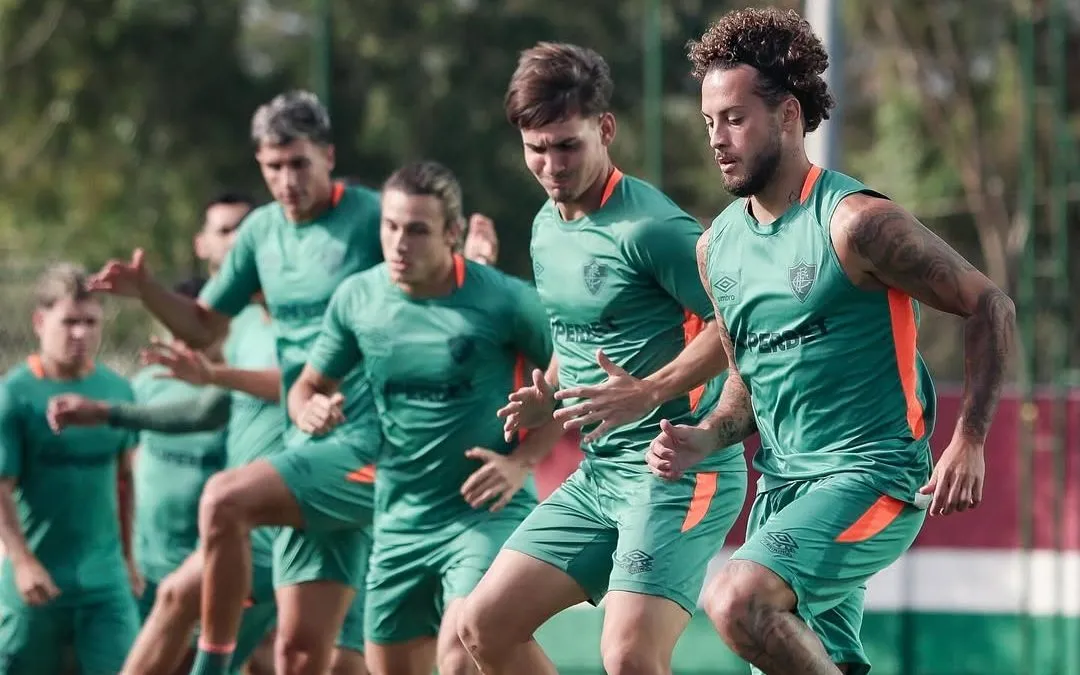 Elenco do Fluminense durante treino coletivo no CT sob comando de Luis Zubeldía. Foto: Marcelo Gonçalves/FFC