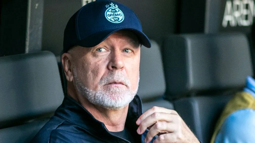 Mano Menezes durante partida do Grêmio no Brasileirão Betano – Foto: Fernando Moreno/AGIF