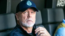 Mano Menezes durante partida do Grêmio no Brasileirão Betano - Foto: Fernando Moreno/AGIF