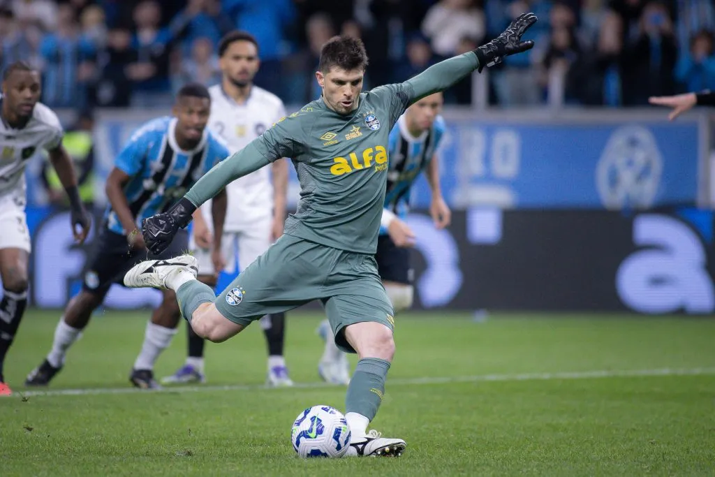Tiago Volpi jogador do Gremio durante partida contra o Botafogo no estadio Arena do Gremio pelo campeonato Brasileiro A 2025. Foto: Maxi Franzoi/AGIF