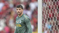 Tiago Volpi está fora do contra o Vitória e Gabriel Grando deve assumir o gol do Grêmio. Foto: Thiago Ribeiro/AGIF