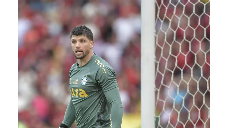 Tiago Volpi está fora do contra o Vitória e Gabriel Grando deve assumir o gol do Grêmio. Foto: Thiago Ribeiro/AGIF