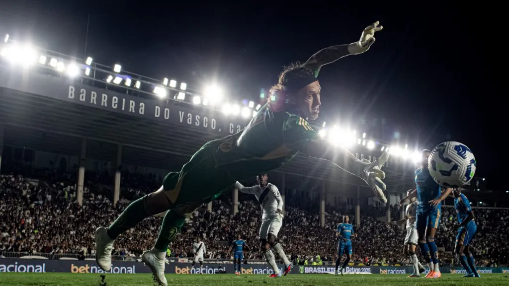 Cássio durante a partida entre Vasco x Cruzeiro – Foto: Jorge Rodrigues/AGIF