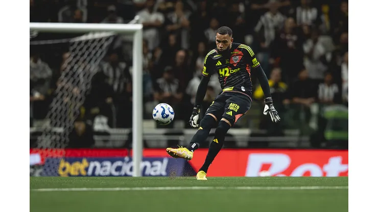 Goleiro manifestou apoio a Hulk e ressaltou importância do atacante (Foto: Pedro Souza / Atlético)