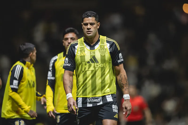 Atacante recebeu apoio do goleiro após cartão amarelo recebido no banco (Foto: Pedro Souza / Atlético)