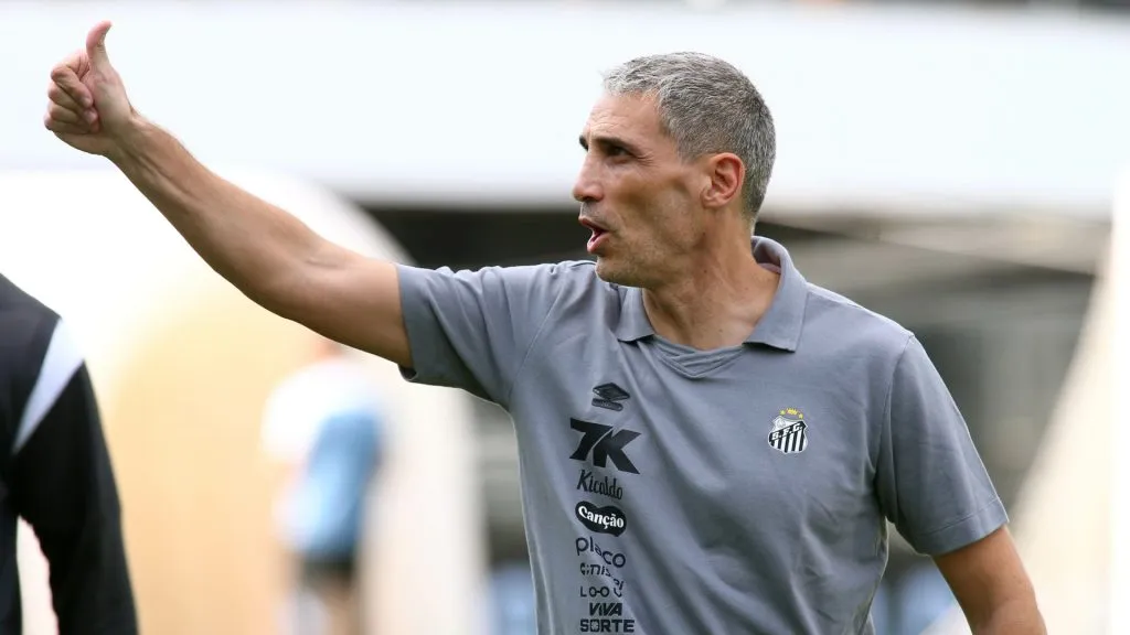 Vojvoda ainda não conseguiu tirar o Santos de perto do Z-4 - Foto: Mauricio de Souza/AGIF.