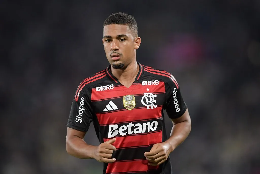 Samuel Lino, jogador do Flamengo, durante partida contra o Vasco no estadio Maracana pelo campeonato Brasileiro A 2025. Foto: Thiago Ribeiro/AGIF