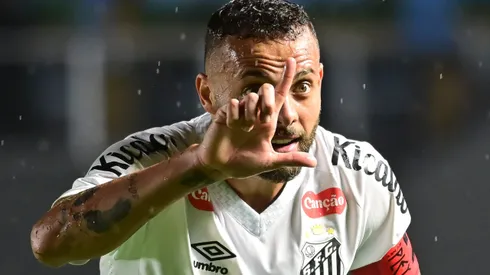Guilherme jogador do Santos comemora seu gol durante partida contra o Sao Paulo no estadio Vila Belmiro pelo campeonato Brasileiro A 2025. Foto: Jota Erre/AGIF