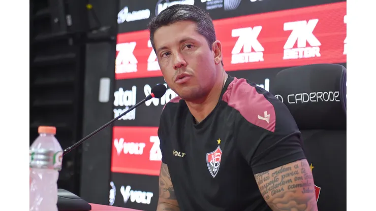 Thiago Carpini projeta duelo complicado contra Atlético e critica gramado da Arena MRV. Foto: Walmir Cirne/AGIF