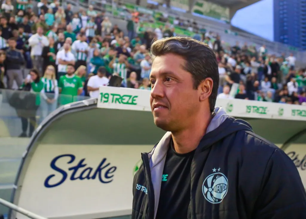 Thiago Carpini tecnico do Juventude durante partida contra o Internacional no estadio Alfredo Jaconi pelo campeonato Brasileiro A 2025. Foto: Luiz Erbes/AGIF