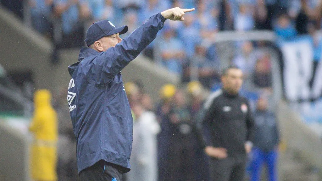 Mano Menezes tecnico do Gremio durante partida contra o Vitoria no estadio Arena do Gremio pelo campeonato Brasileiro A 2025. Foto: Maxi Franzoi/AGIF
