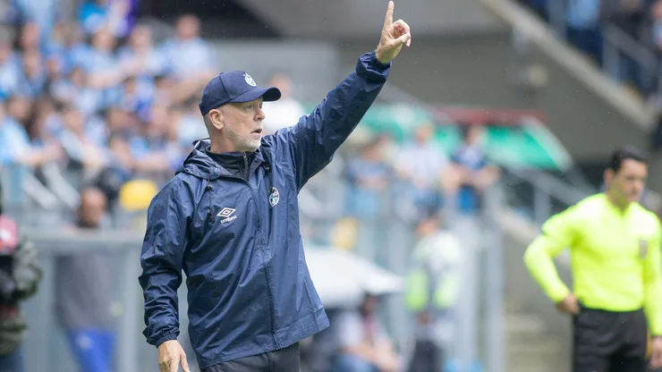 Mano Menezes tecnico do Gremio durante partida contra o Vitoria no estadio Arena do Gremio pelo campeonato Brasileiro A 2025. Foto: Maxi Franzoi/AGIF