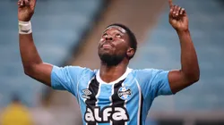 Amuzu comemorando gol pelo Grêmio.