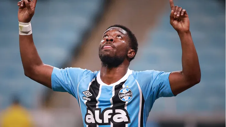 Amuzu comemorando gol pelo Grêmio.