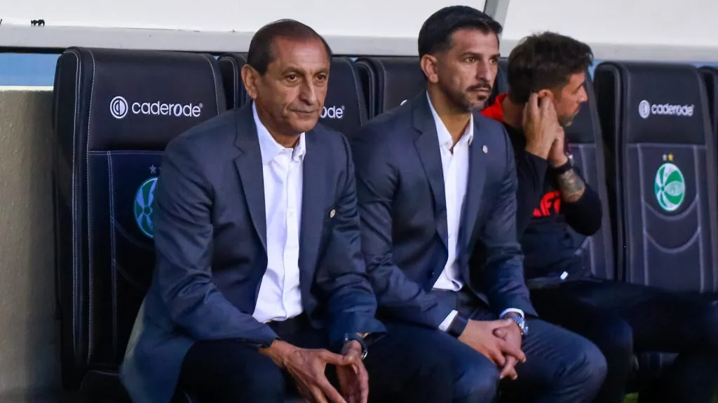 Ramon Diaz tecnico do Internacional ao lado de Emiliano Diaz auxiliar-tecnico do Internacional durante partida contra o Juventude no estadio Alfredo Jaconi pelo campeonato Brasileiro A 2025. Foto: Luiz Erbes/AGIF