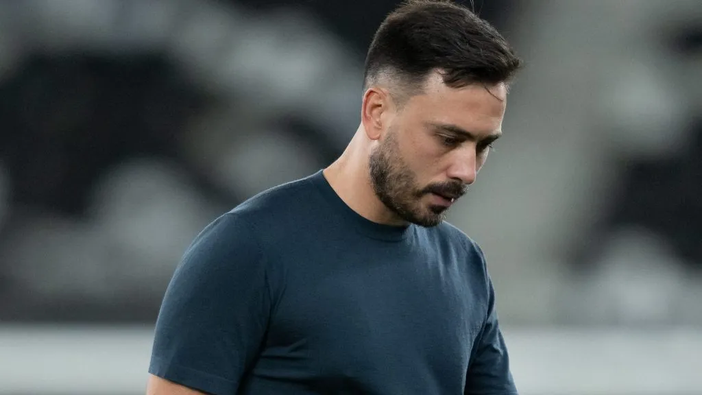 Davide Ancelotti tecnico do Botafogo durante partida contra o Mirassol no estadio Engenhao pelo campeonato Brasileiro A 2025. Foto: Jorge Rodrigues/AGIF