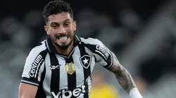 Alex Telles jogador do Botafogo durante partida contra o Mirassol no estadio Engenhao pelo campeonato Brasileiro A 2025. Foto: Jorge Rodrigues/AGIF