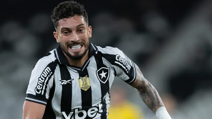 Alex Telles jogador do Botafogo durante partida contra o Mirassol no estadio Engenhao pelo campeonato Brasileiro A 2025. Foto: Jorge Rodrigues/AGIF