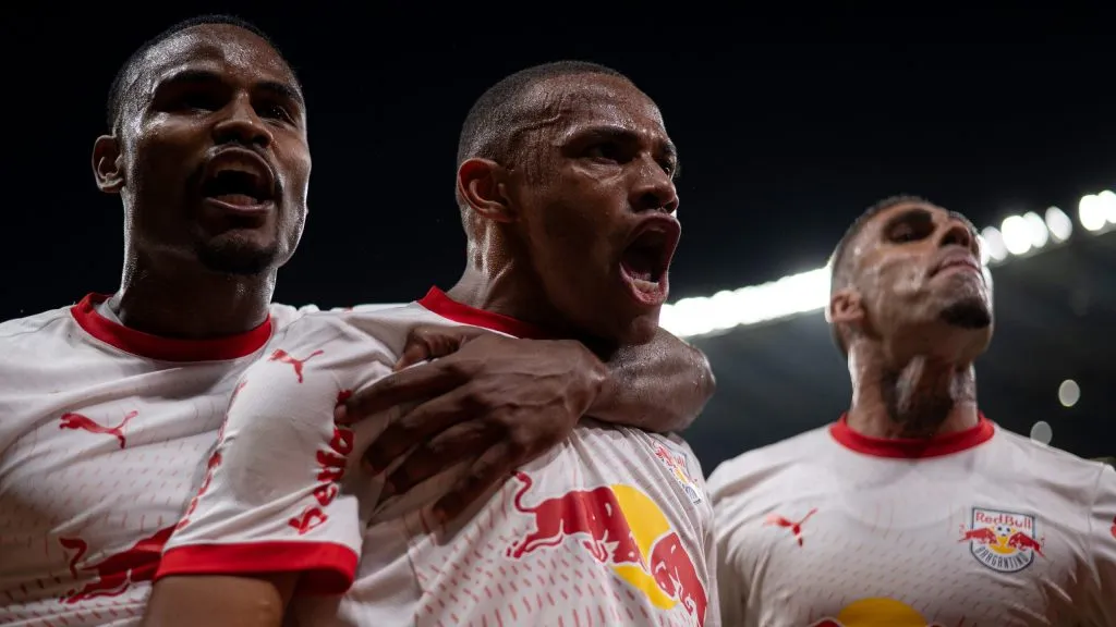 Jhon Jhon jogador do Bragantino comemora seu gol durante partida contra o Cruzeiro no estadio Mineirao pelo campeonato Brasileiro A 2025. Foto: Alessandra Torres/AGIF
